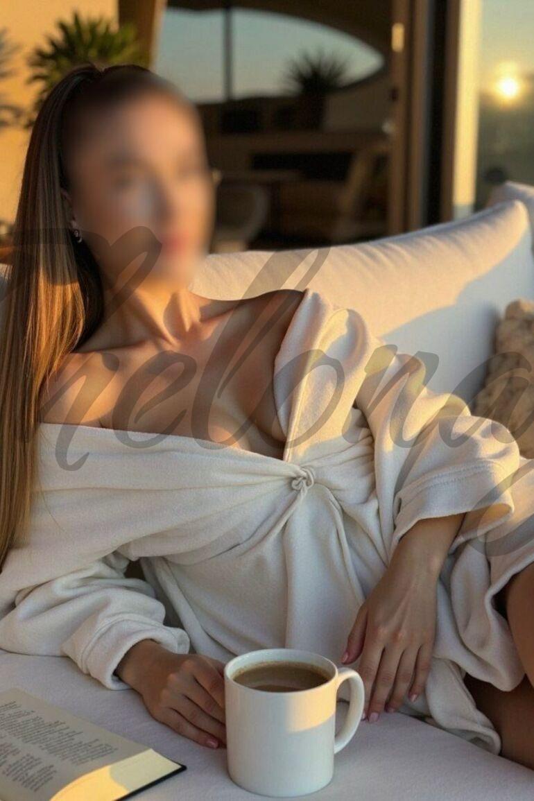 Rachel escort in athens city tour in athens blur(1)